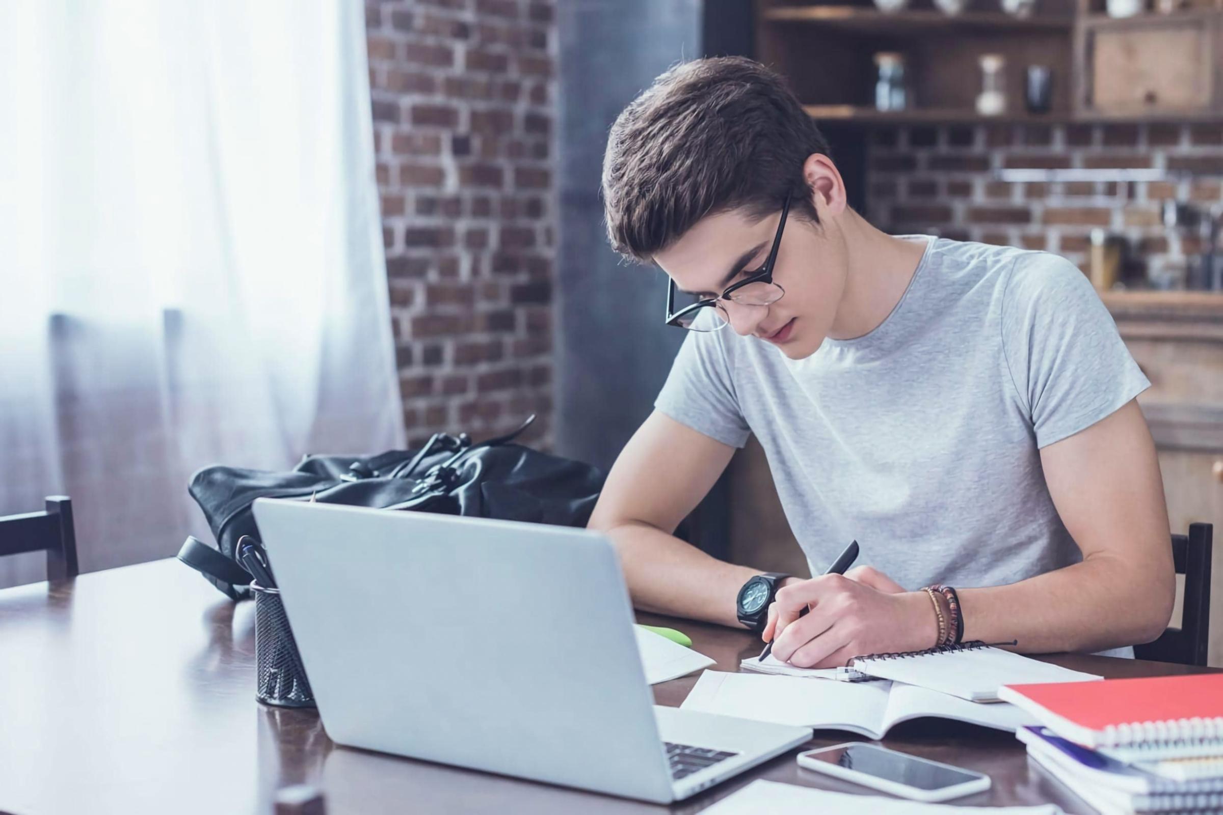 Uczestnik webinaru korzysta z platformy w domowym środowisku